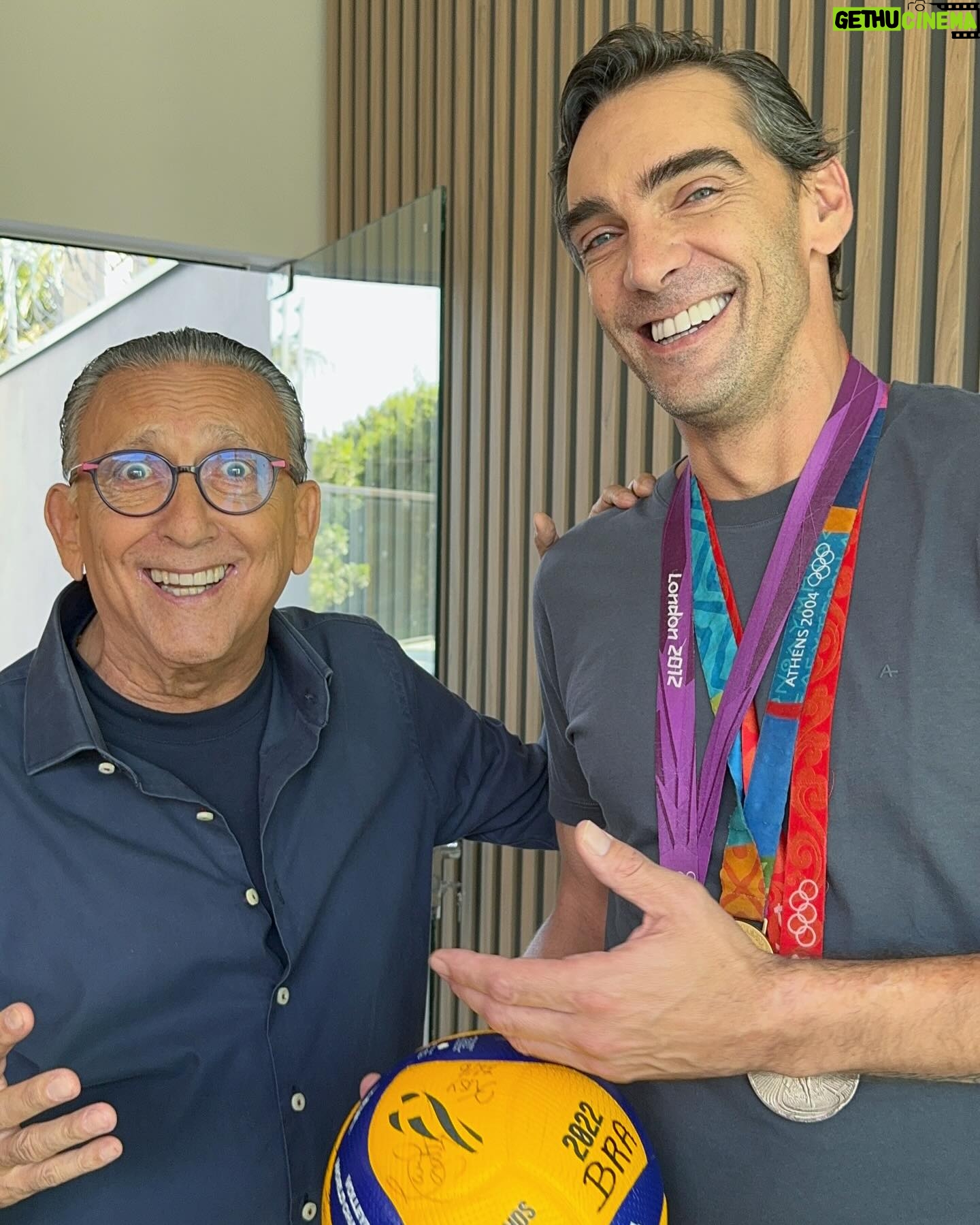 Giba - 18.6K Likes - šBEM AMIGOS DA REDE GIBA! Haja coração para esse reencontro. Recebi o meu amigo, fenĆ“meno, GalvĆ£o Bueno, para uma entrevista exclusiva que vai ao ar no dia 7 de julho no Esporte Espetacular. AlĆ©m disso, me arrisquei e fui para a cozinha. SerĆ” que deu certo? Dia memorĆ”vel! Obrigado, GalvĆ£o! Obrigado, equipe!!! Foi emocionante! š¤©š„š
#GalvaoBueno #Fy #Volei #giba