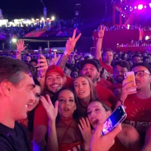 Giba Instagram - Que energia incrível, Londrina! Tirei o sábado para curtir com a minha amada esposa e fui surpreendido por tanto carinho na cidade que nasci. E o último vídeo já diz: Gibaaa Neleees! 🤩🥇🎉

#Giba #GibaNeles #Volei #Londrina
