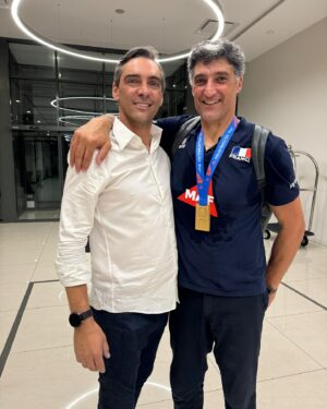 Giba Instagram - 🎉 É FRANÇA NELES! Hoje foi a final da Liga das Nações de Vôlei e foi incrível ver a França levar o título. Foram dias de muito aprendizado aqui na Polônia. E agora na Fundação Internacional de Voleibol, estou ainda mais motivado a ajudar as crianças por meio do esporte. O voleibol continua transformando vidas e esses dias na competição foram maravilhosos. 

Parabéns ao time da França pelo esforço e dedicação e ao Japão que ficou em segundo lugar! Seguimos inspirando gerações! Essa viagem ficou ainda melhor com a minha caramelo rs 🥇🤩🏐

#LigaDasNacoes #Volei #VolleyBall #Giba