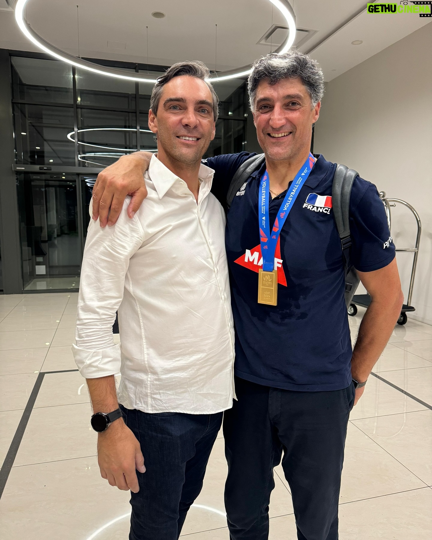 Giba - 25.5K Likes - š Ć FRANĆA NELES! Hoje foi a final da Liga das NaƧƵes de VĆ“lei e foi incrĆvel ver a FranƧa levar o tĆtulo. Foram dias de muito aprendizado aqui na PolĆ“nia. E agora na Fundação Internacional de Voleibol, estou ainda mais motivado a ajudar as crianƧas por meio do esporte. O voleibol continua transformando vidas e esses dias na competição foram maravilhosos.
ParabĆ©ns ao time da FranƧa pelo esforƧo e dedicação e ao JapĆ£o que ficou em segundo lugar! Seguimos inspirando geraƧƵes! Essa viagem ficou ainda melhor com a minha caramelo rs š„š¤©š
#LigaDasNacoes #Volei #VolleyBall #Giba