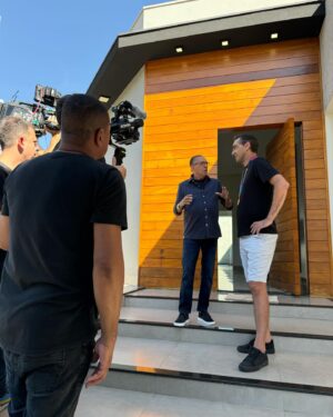 Giba Instagram - 🔈BEM AMIGOS DA REDE GIBA! Haja coração para esse reencontro. Recebi o meu amigo, fenômeno, Galvão Bueno, para uma entrevista exclusiva que vai ao ar no dia 7 de julho no Esporte Espetacular. Além disso, me arrisquei e fui para a cozinha. Será que deu certo? Dia memorável! Obrigado, Galvão! Obrigado, equipe!!! Foi emocionante! 🤩🥇🎉

#GalvaoBueno #Fy #Volei #giba