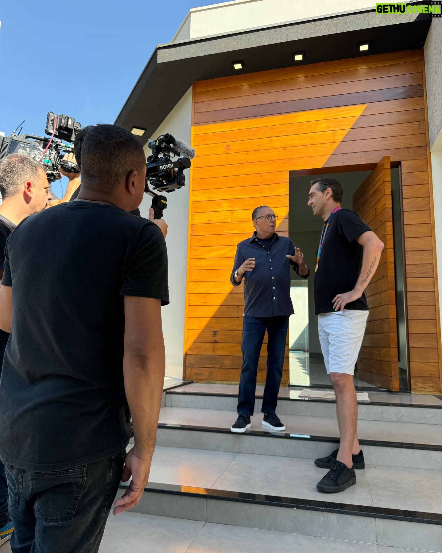 Giba - 18.6K Likes - šBEM AMIGOS DA REDE GIBA! Haja coração para esse reencontro. Recebi o meu amigo, fenĆ“meno, GalvĆ£o Bueno, para uma entrevista exclusiva que vai ao ar no dia 7 de julho no Esporte Espetacular. AlĆ©m disso, me arrisquei e fui para a cozinha. SerĆ” que deu certo? Dia memorĆ”vel! Obrigado, GalvĆ£o! Obrigado, equipe!!! Foi emocionante! š¤©š„š
#GalvaoBueno #Fy #Volei #giba
