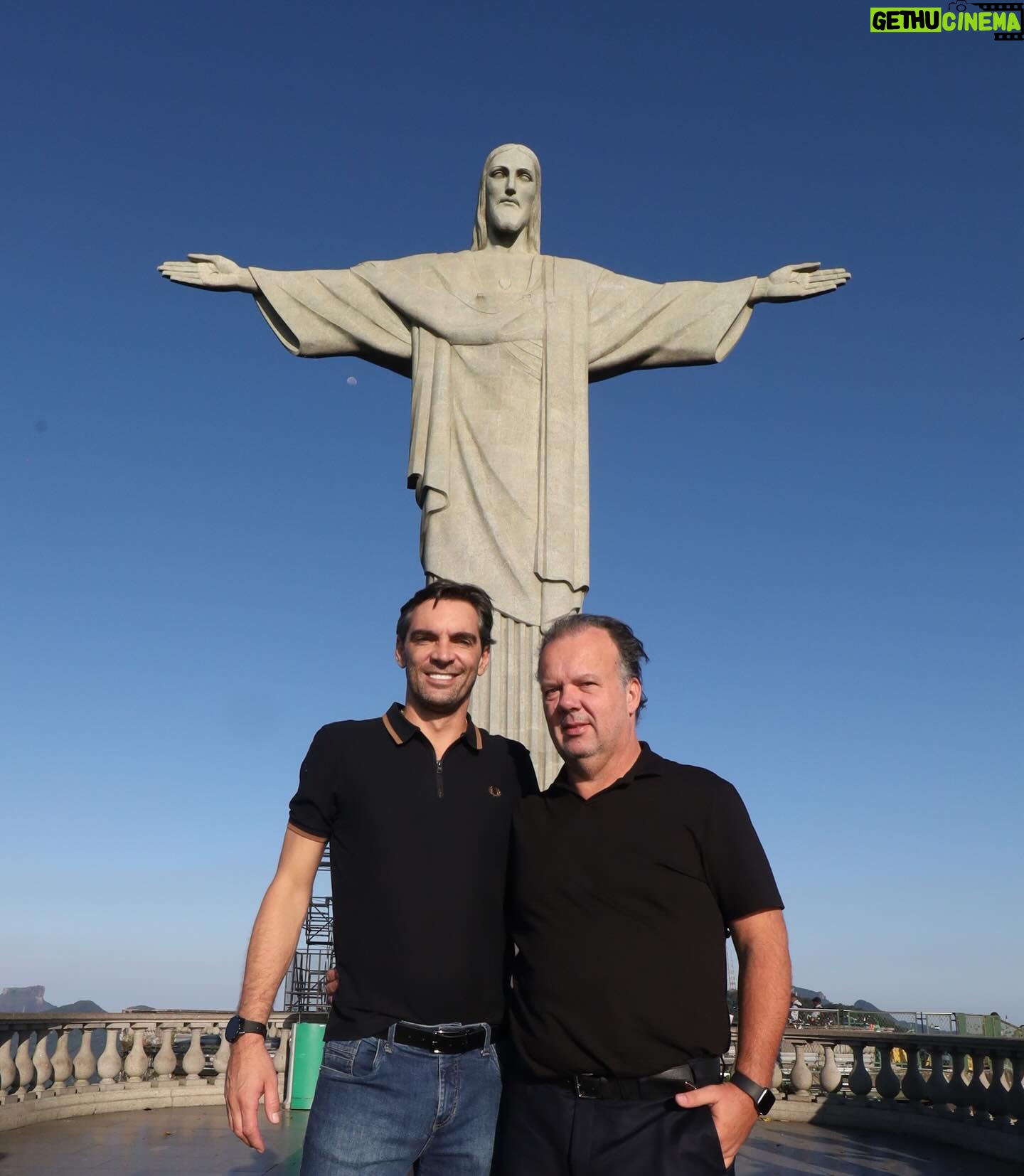 Giba - 50.8K Likes - Que a semana de vocĆŖs seja abenƧoada, assim como foi o meu domingo! Ontem tive a oportunidade incrĆvel de subir o Cristo Redentor e ser calorosamente recebido pelo @padreomaroficial. Sou muito grato ao meu amigo @rodrigocarlaferro por nos proporcionar essa experiĆŖncia fantĆ”stica e abenƧoada! O amor compartilhado ficarĆ” para sempre em nossos coraƧƵes. š¤©
