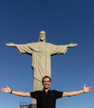 Giba Instagram - Que a semana de vocês seja abençoada, assim como foi o meu domingo! Ontem tive a oportunidade incrível de subir o Cristo Redentor e ser calorosamente recebido pelo @padreomaroficial. Sou muito grato ao meu amigo @rodrigocarlaferro por nos proporcionar essa experiência fantástica e abençoada! O amor compartilhado ficará para sempre em nossos corações. 🤩