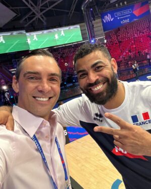 Giba Instagram - 🎉 É FRANÇA NELES! Hoje foi a final da Liga das Nações de Vôlei e foi incrível ver a França levar o título. Foram dias de muito aprendizado aqui na Polônia. E agora na Fundação Internacional de Voleibol, estou ainda mais motivado a ajudar as crianças por meio do esporte. O voleibol continua transformando vidas e esses dias na competição foram maravilhosos. 

Parabéns ao time da França pelo esforço e dedicação e ao Japão que ficou em segundo lugar! Seguimos inspirando gerações! Essa viagem ficou ainda melhor com a minha caramelo rs 🥇🤩🏐

#LigaDasNacoes #Volei #VolleyBall #Giba