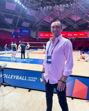 Giba Instagram - 🎉 É FRANÇA NELES! Hoje foi a final da Liga das Nações de Vôlei e foi incrível ver a França levar o título. Foram dias de muito aprendizado aqui na Polônia. E agora na Fundação Internacional de Voleibol, estou ainda mais motivado a ajudar as crianças por meio do esporte. O voleibol continua transformando vidas e esses dias na competição foram maravilhosos. 

Parabéns ao time da França pelo esforço e dedicação e ao Japão que ficou em segundo lugar! Seguimos inspirando gerações! Essa viagem ficou ainda melhor com a minha caramelo rs 🥇🤩🏐

#LigaDasNacoes #Volei #VolleyBall #Giba