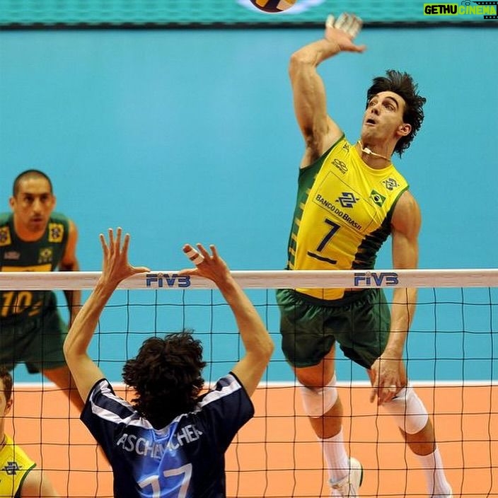 Giba - 52.7K Likes - HOJE Ć O DIA DO VĆLEI NELES! šš„ Hoje Ć© o Dia Mundial do VĆ“lei que abriu muitas portas na minha vida. Tive a honra de conquistar uma medalha de ouro e duas de prata em Jogos OlĆmpicos, alĆ©m de inĆŗmeras outras medalhas em campeonatos mundiais e torneios.
O vĆ“lei nĆ£o Ć© apenas um esporte, Ć© uma escola de vida que ensina disciplina, trabalho em equipe, resiliĆŖncia e paixĆ£o. Vamos juntos celebrar este dia especial. Que possamos continuar a inspirar e ser inspirados por este esporte maravilhoso. Obrigado por todo o carinho! VocĆŖs fazem parte disso!š„š¤©
#Fy #VolleyBall #Giba #Volei