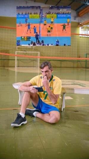 Giba Instagram - Quem lembra da final Brasil x Itália em 2004, em Atenas? O tão sonhado OURO!! Esse ano completamos 20 anos do dia memorável. E para quem não assistiu, passe nervoso comigo 😂🤩🥇

#Giba #Volei #Viral #Fy #VolleyBall
