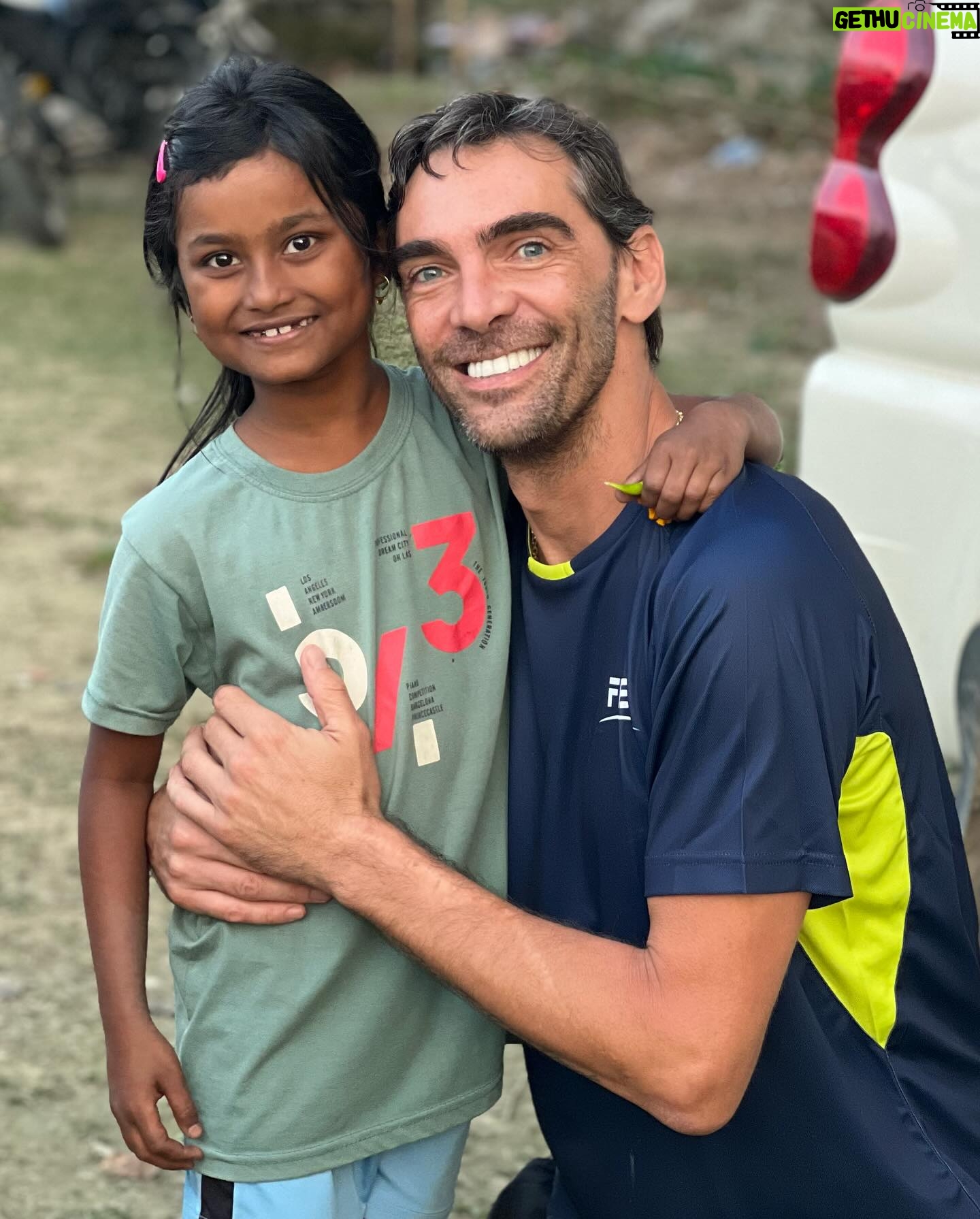 Giba - 20.8K Likes - The respect you receive in your life you need to give back! Thank you God for this incredible moment and for making me part of this amazing project ( Brahmaputra Volleyball League)
In Indian tradition āwhen you touch the feet of a person, you are in turn blessed with knowledge, intellect, strength and fameā #india #volleyball
