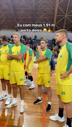 Giba Instagram - Eu no final do vídeo perto deles! É Giba Neles.. 😭🤩🥇😂

#Giba #Volei #Viral #VolleyBall #Fyp