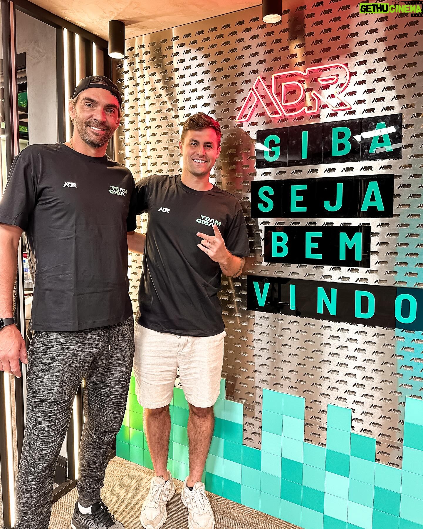 Giba - 14.4K Likes - 𤩠UM DIA ESPECIAL, O DA GRANDE SURPRESA! Assinando o contrato com a ADR ao lado do incrĆvel @rezende. Mais do que uma parceria, foi uma oportunidade de conhecer um grande profissional, mas tambĆ©m uma pessoa de carĆ”ter exemplar. Me aproximar de toda a famĆlia dele foi entender de onde vem tanta Ćndole e valores. Sou grato por essa parceria no mundo digital e por toda a inspiração que vocĆŖ traz para nós. Seguimos juntos, rumo a mais conquistas. š„š
#Rezende #Giba #Volei