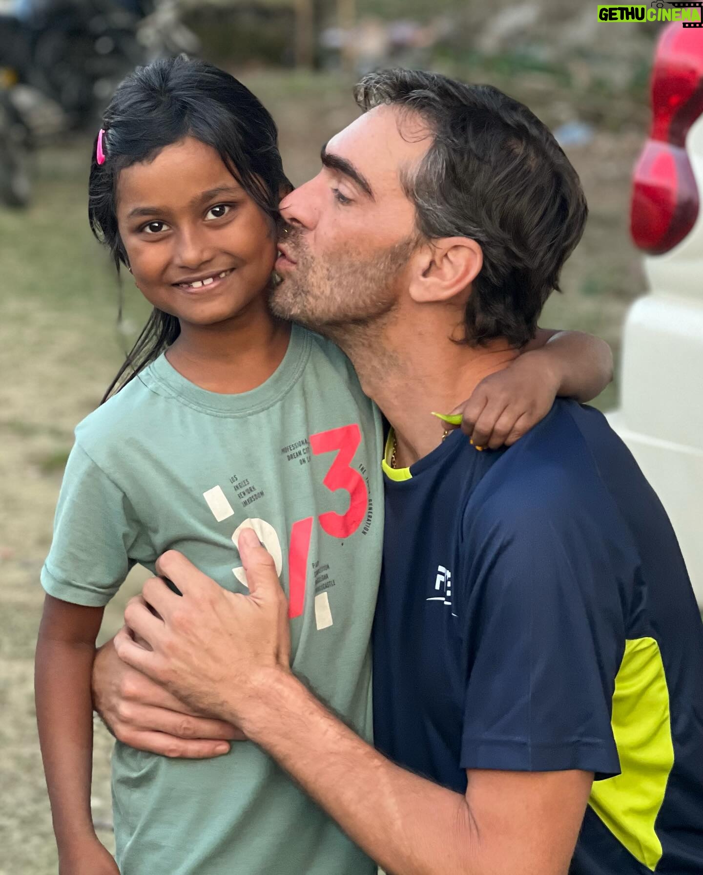 Giba - 20.8K Likes - The respect you receive in your life you need to give back! Thank you God for this incredible moment and for making me part of this amazing project ( Brahmaputra Volleyball League)
In Indian tradition āwhen you touch the feet of a person, you are in turn blessed with knowledge, intellect, strength and fameā #india #volleyball