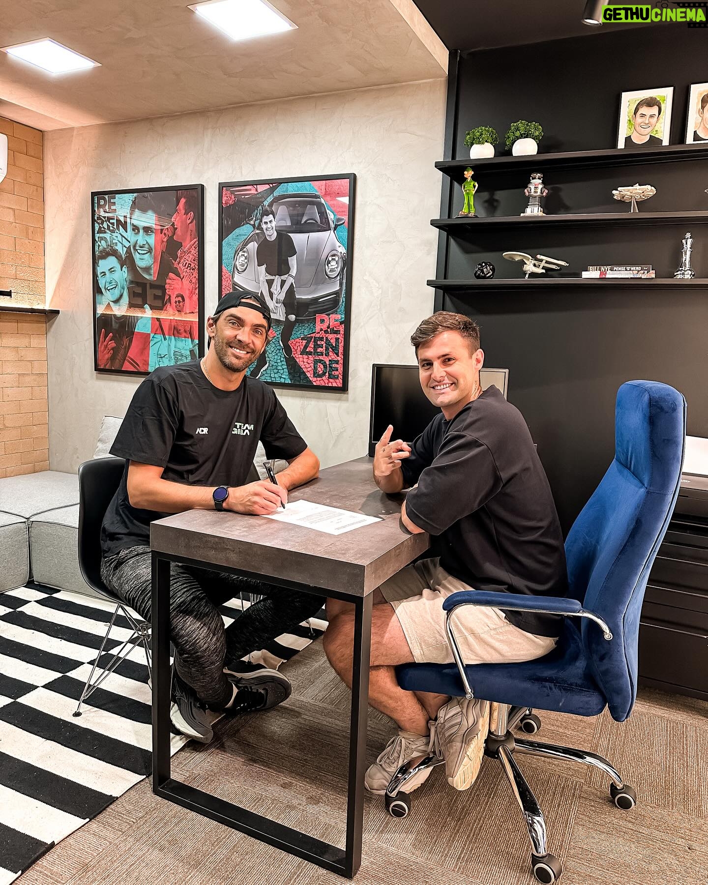 Giba - 14.4K Likes - 𤩠UM DIA ESPECIAL, O DA GRANDE SURPRESA! Assinando o contrato com a ADR ao lado do incrĆvel @rezende. Mais do que uma parceria, foi uma oportunidade de conhecer um grande profissional, mas tambĆ©m uma pessoa de carĆ”ter exemplar. Me aproximar de toda a famĆlia dele foi entender de onde vem tanta Ćndole e valores. Sou grato por essa parceria no mundo digital e por toda a inspiração que vocĆŖ traz para nós. Seguimos juntos, rumo a mais conquistas. š„š
#Rezende #Giba #Volei