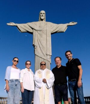 Giba Instagram - Que a semana de vocês seja abençoada, assim como foi o meu domingo! Ontem tive a oportunidade incrível de subir o Cristo Redentor e ser calorosamente recebido pelo @padreomaroficial. Sou muito grato ao meu amigo @rodrigocarlaferro por nos proporcionar essa experiência fantástica e abençoada! O amor compartilhado ficará para sempre em nossos corações. 🤩