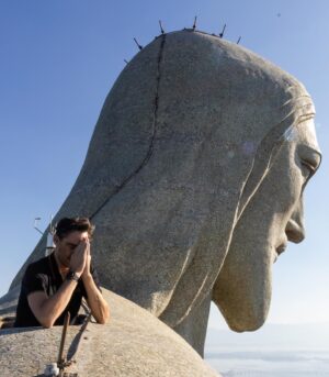 Giba Instagram - Que a semana de vocês seja abençoada, assim como foi o meu domingo! Ontem tive a oportunidade incrível de subir o Cristo Redentor e ser calorosamente recebido pelo @padreomaroficial. Sou muito grato ao meu amigo @rodrigocarlaferro por nos proporcionar essa experiência fantástica e abençoada! O amor compartilhado ficará para sempre em nossos corações. 🤩