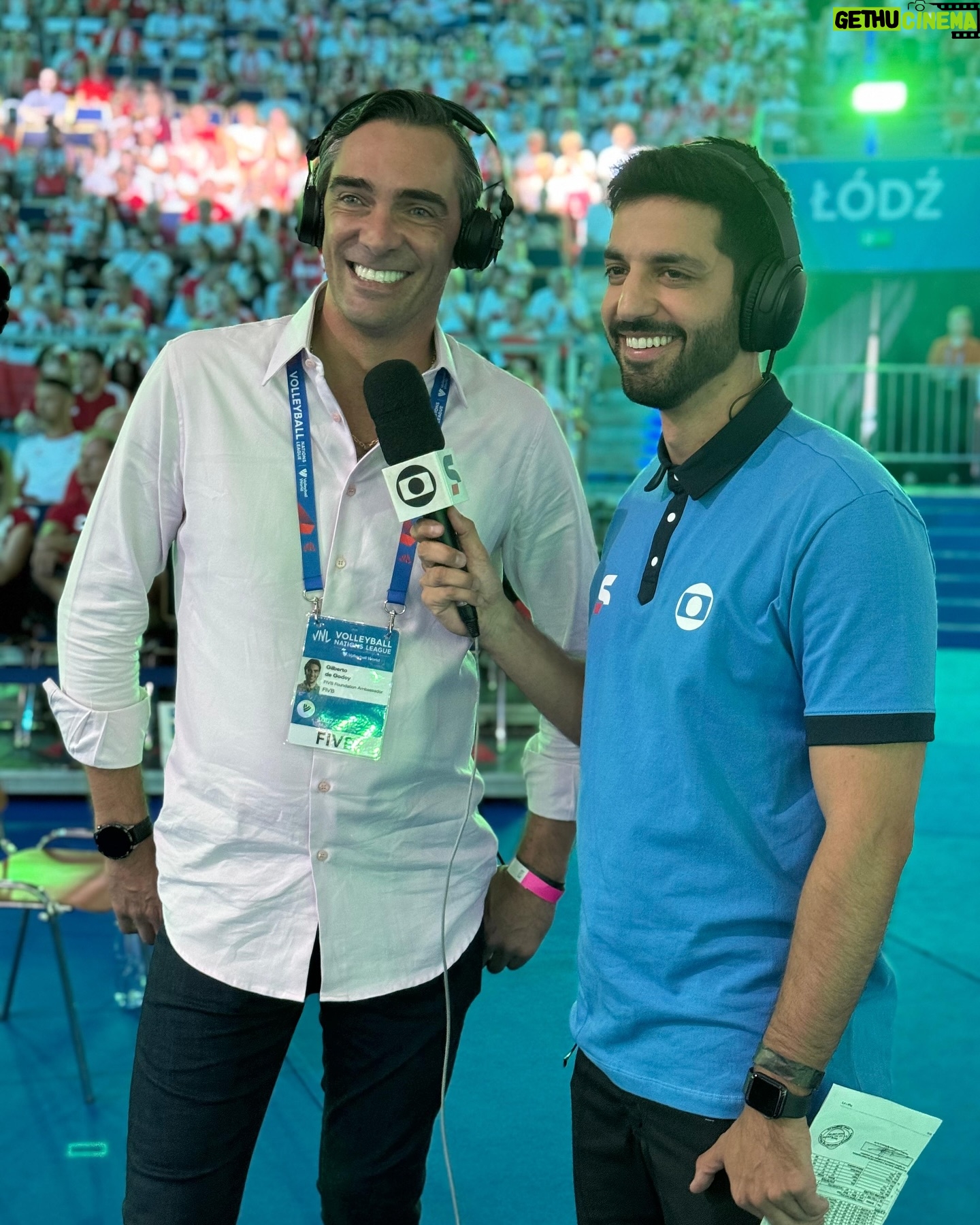 Giba - 25.5K Likes - š Ć FRANĆA NELES! Hoje foi a final da Liga das NaƧƵes de VĆ“lei e foi incrĆvel ver a FranƧa levar o tĆtulo. Foram dias de muito aprendizado aqui na PolĆ“nia. E agora na Fundação Internacional de Voleibol, estou ainda mais motivado a ajudar as crianƧas por meio do esporte. O voleibol continua transformando vidas e esses dias na competição foram maravilhosos.
ParabĆ©ns ao time da FranƧa pelo esforƧo e dedicação e ao JapĆ£o que ficou em segundo lugar! Seguimos inspirando geraƧƵes! Essa viagem ficou ainda melhor com a minha caramelo rs š„š¤©š
#LigaDasNacoes #Volei #VolleyBall #Giba