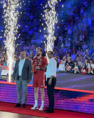 Giba Instagram - 🎉 É FRANÇA NELES! Hoje foi a final da Liga das Nações de Vôlei e foi incrível ver a França levar o título. Foram dias de muito aprendizado aqui na Polônia. E agora na Fundação Internacional de Voleibol, estou ainda mais motivado a ajudar as crianças por meio do esporte. O voleibol continua transformando vidas e esses dias na competição foram maravilhosos. 

Parabéns ao time da França pelo esforço e dedicação e ao Japão que ficou em segundo lugar! Seguimos inspirando gerações! Essa viagem ficou ainda melhor com a minha caramelo rs 🥇🤩🏐

#LigaDasNacoes #Volei #VolleyBall #Giba