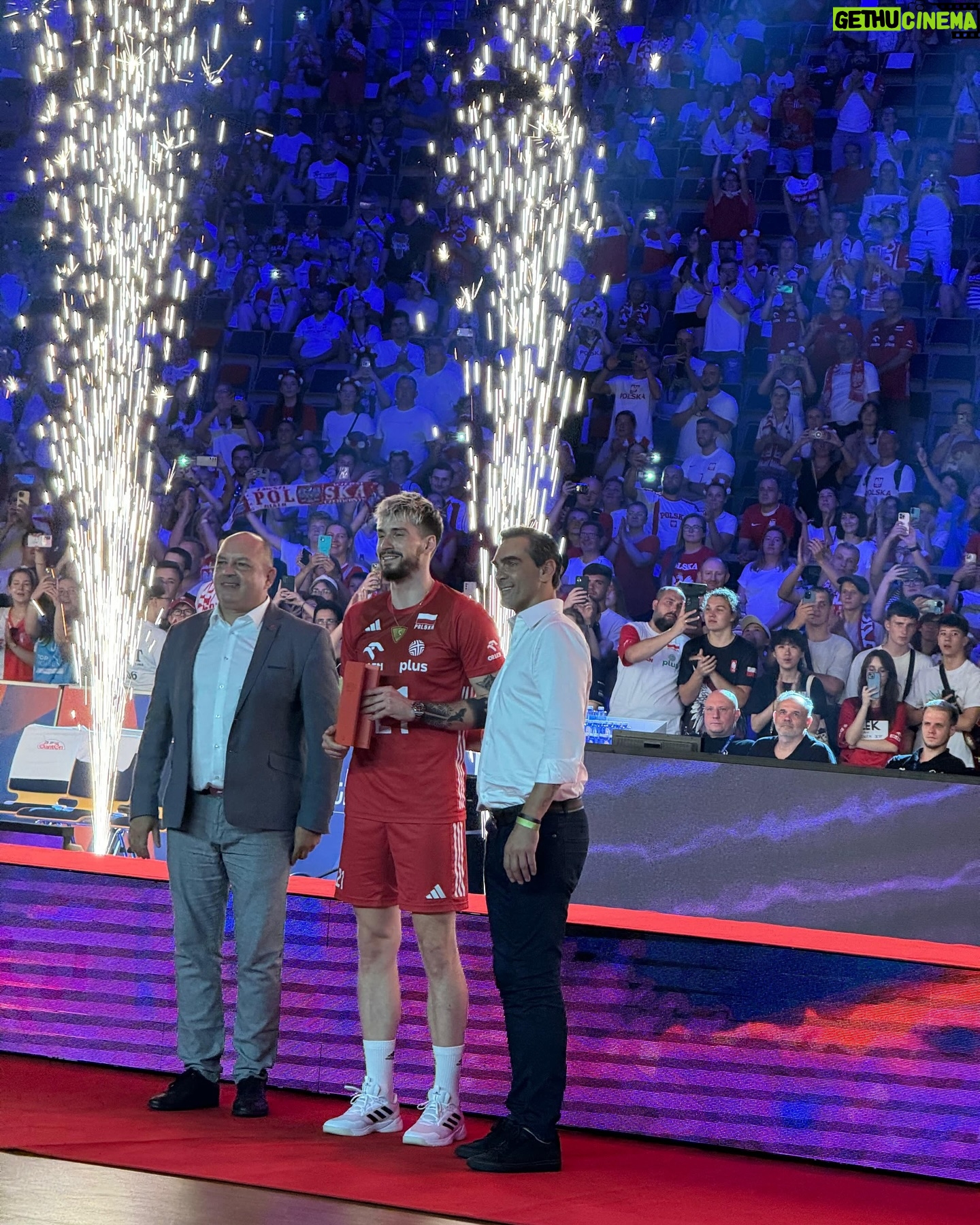 Giba - 25.5K Likes - š Ć FRANĆA NELES! Hoje foi a final da Liga das NaƧƵes de VĆ“lei e foi incrĆvel ver a FranƧa levar o tĆtulo. Foram dias de muito aprendizado aqui na PolĆ“nia. E agora na Fundação Internacional de Voleibol, estou ainda mais motivado a ajudar as crianƧas por meio do esporte. O voleibol continua transformando vidas e esses dias na competição foram maravilhosos.
ParabĆ©ns ao time da FranƧa pelo esforƧo e dedicação e ao JapĆ£o que ficou em segundo lugar! Seguimos inspirando geraƧƵes! Essa viagem ficou ainda melhor com a minha caramelo rs š„š¤©š
#LigaDasNacoes #Volei #VolleyBall #Giba