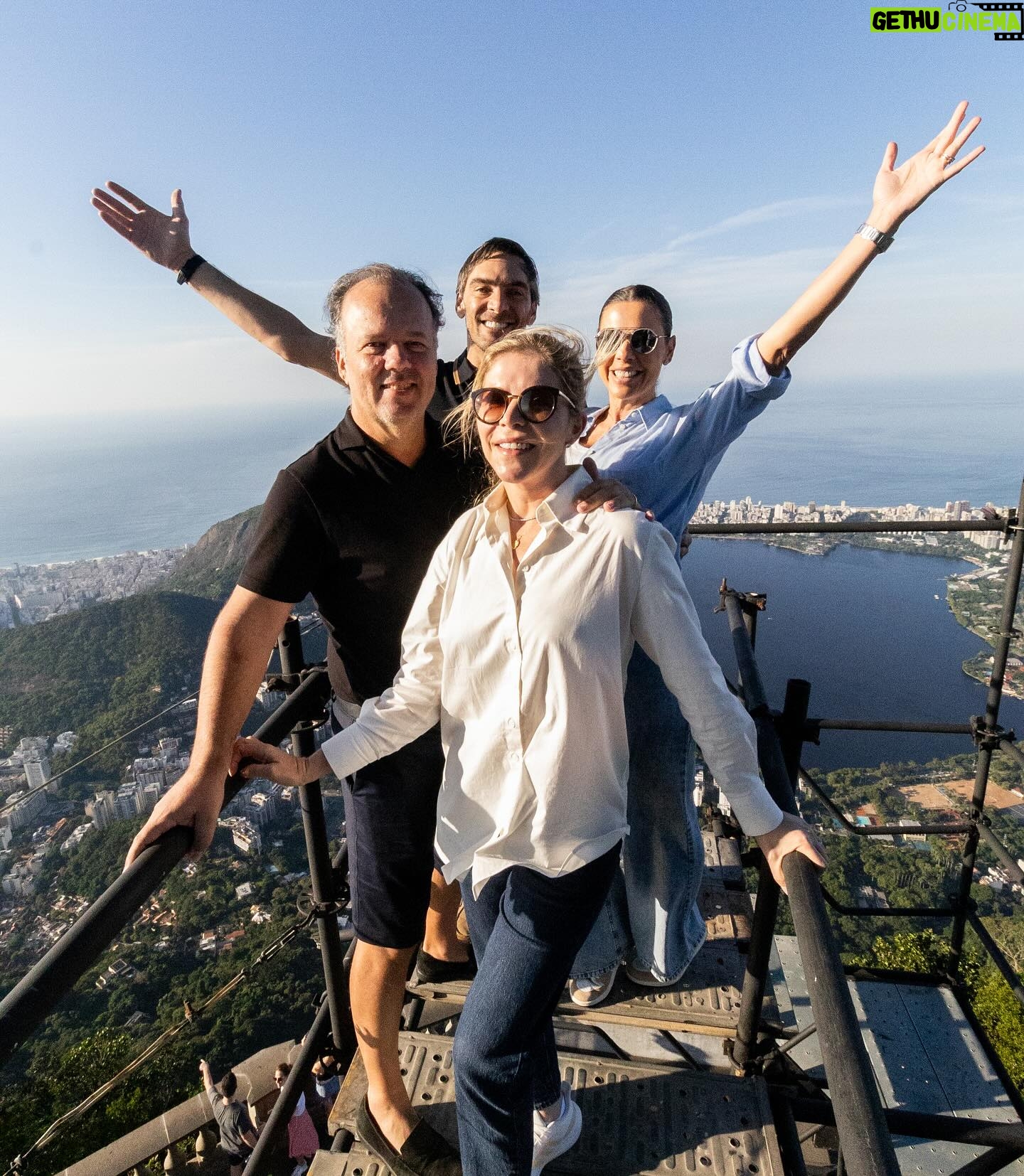 Giba - 50.8K Likes - Que a semana de vocĆŖs seja abenƧoada, assim como foi o meu domingo! Ontem tive a oportunidade incrĆvel de subir o Cristo Redentor e ser calorosamente recebido pelo @padreomaroficial. Sou muito grato ao meu amigo @rodrigocarlaferro por nos proporcionar essa experiĆŖncia fantĆ”stica e abenƧoada! O amor compartilhado ficarĆ” para sempre em nossos coraƧƵes. š¤©