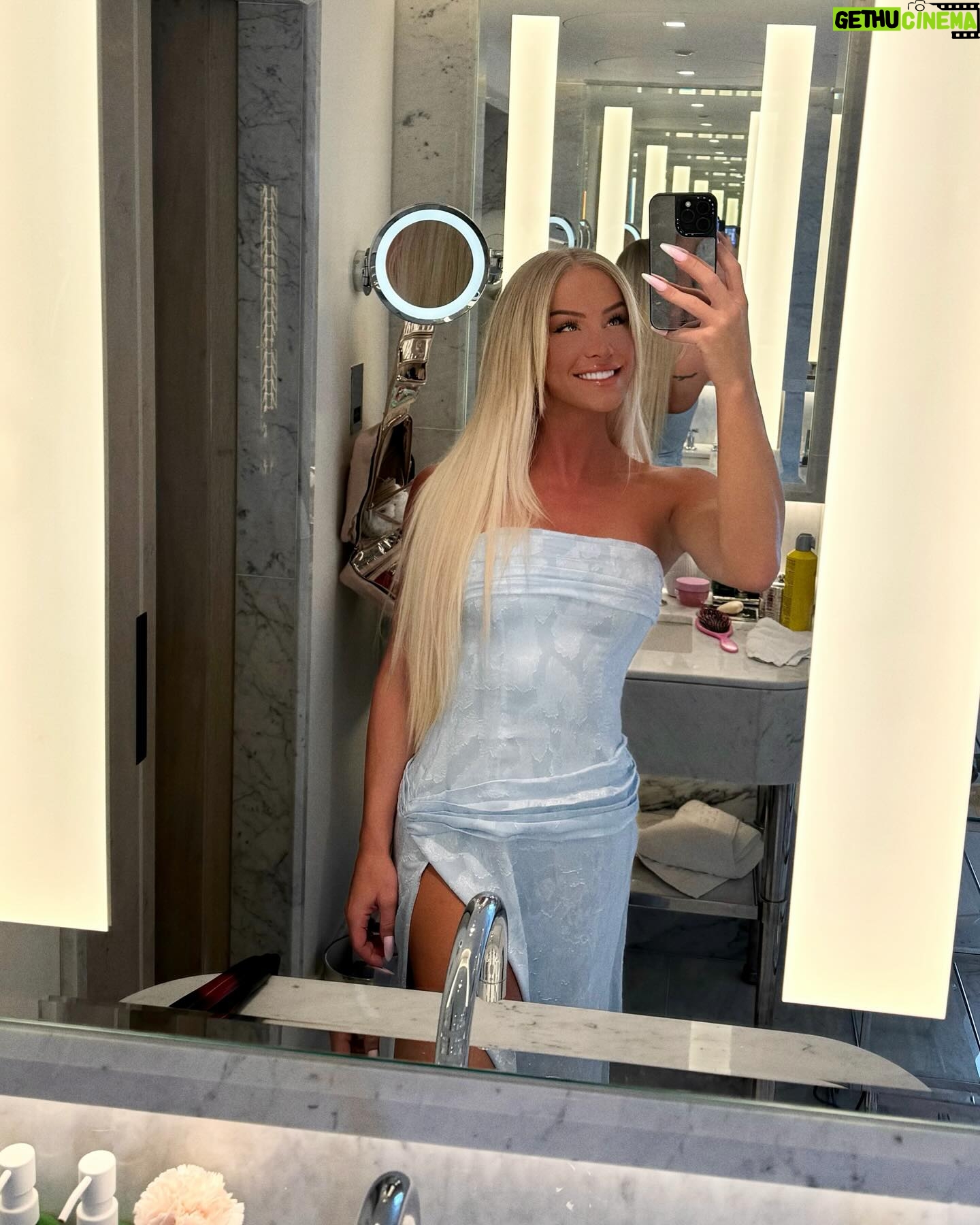 Gigi Lazzarato - 3 Likes - woke up in london❤️🫶🏻🌺