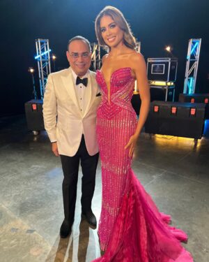 Gilberto Santa Rosa Instagram - ¡Noche de reinas! 

Honrado por la invitación de @missuniversecolombiaorg para cantarle a las candidatas. Éxito chicas!!!
Feliz también de saludar a la siempre reina @barbarapalacios_inspiracion que la alcancé a saludar desde el escenario. 
Y más feliz aún de conocer a las hermosas MISS UNIVERSE  y MISS UNIVERSE COLOMBIA 2023 q hoy se despide de su reinado.
Gracias por tanto amor Colombia!!!
#caminalo #gsrautentico