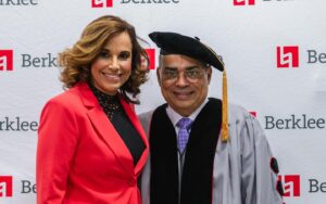 Gilberto Santa Rosa Instagram - Un dia maravilloso, rodeado de gente maravillosa y una distinción que atesoro!!!
Gracias @berkleecollege 
#caminalo #gsrautentico #doctorsantarosa