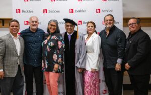Gilberto Santa Rosa Instagram - Un dia maravilloso, rodeado de gente maravillosa y una distinción que atesoro!!!
Gracias @berkleecollege 
#caminalo #gsrautentico #doctorsantarosa