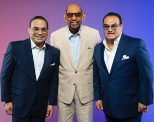 Gilberto Santa Rosa Instagram - ¡Llegó el día! Esta noche vamos a cantar, bailar disfrutar y celebrar juntos al maestro @willierosario6 en el @coliseopr 
#caminalo #gsrautentico