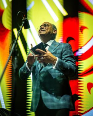 Gilberto Santa Rosa Instagram - La conciencia nos dice que definitivamente no podemos olvidar lo maravilloso que fue el show del maestro @santarosalive 🌹 Con lleno total, el @movistararenaco latió al ritmo de la salsa 🤩🙌🏼 

Produce @tbl_live @loudliveentertainment 

📸 @valbuenamath 

#gilbertosantarosa #salsa #bogota #movistararenabogotá #concierto @thunder_production