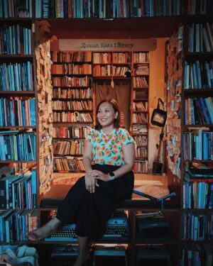 Gina S. Noer Instagram - Berkunjung ke @bukuakik & @rumahkata.library 💖
Baca buku, beli buku (and merch!), dan Arctic Monkeys non stop. Tentu hati kami berbahagia 🫶🏼