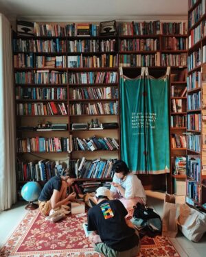 Gina S. Noer Instagram - Berkunjung ke @bukuakik & @rumahkata.library 💖
Baca buku, beli buku (and merch!), dan Arctic Monkeys non stop. Tentu hati kami berbahagia 🫶🏼
