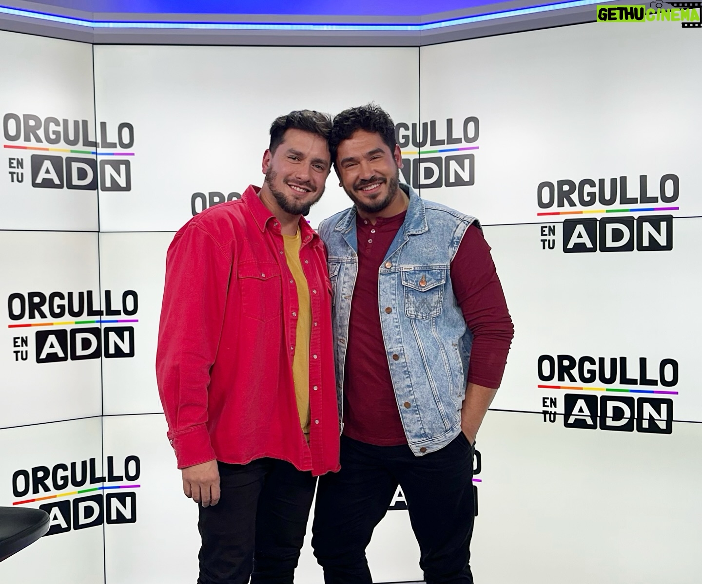 Gino Costa - 1.5K Likes - ¡Qué honor! ❤️ Junto a mi @pollocampos fuimos invitados a un maravilloso espacio de radio @adnchile “Orgullo en tu ADN” hecho por los valientes y atrevidos @mr_blackpants y @cuchurrumbita donde tuvimos una rica conversa de amor, historia, experiencias de vida y, por sobretodo, mucho orgullo de ser quienes somos libres y felices 🏳️🌈
Desde este lunes en todas las plataformas de radio @adnchile