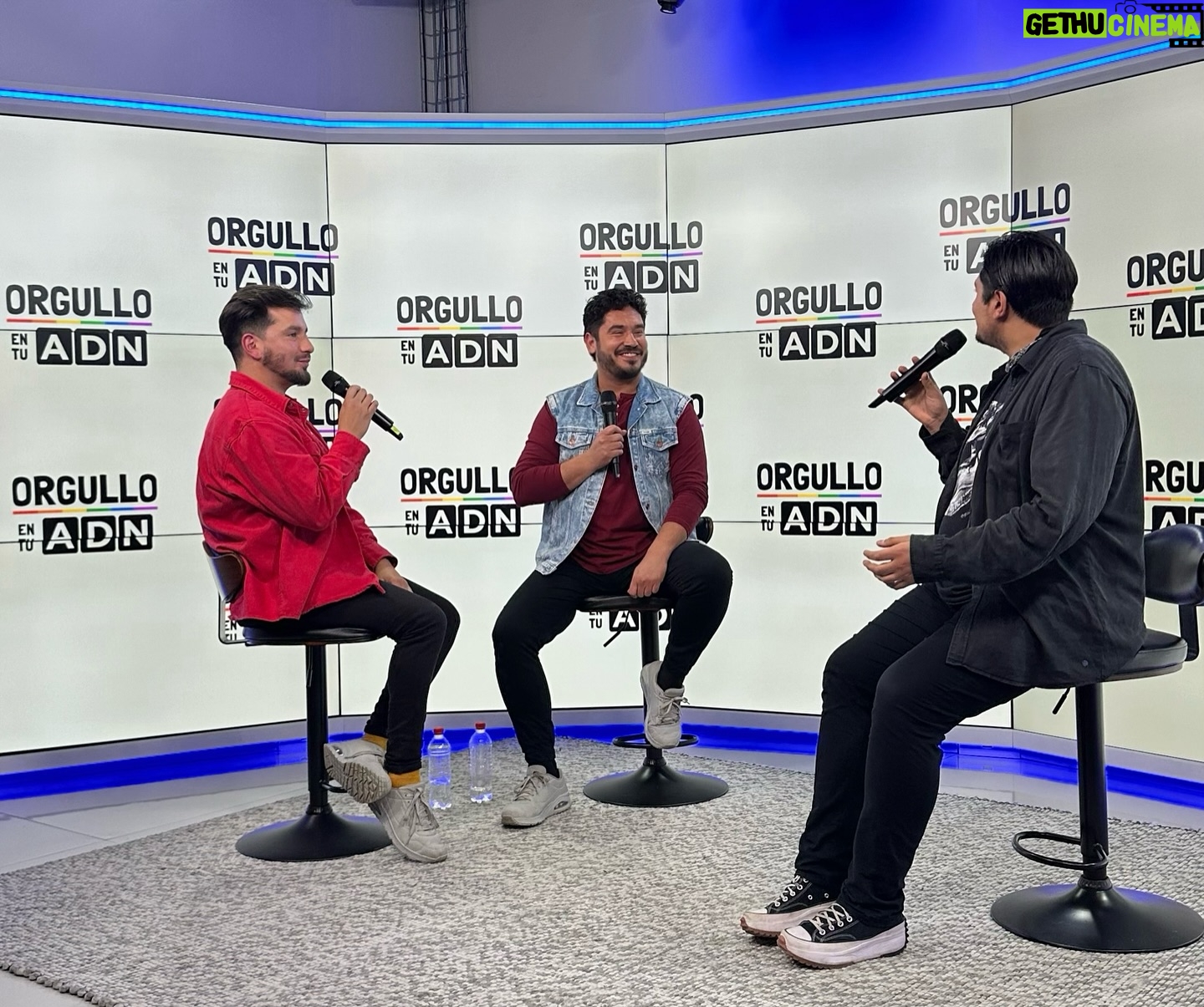Gino Costa - 1.5K Likes - ¡Qué honor! ❤️ Junto a mi @pollocampos fuimos invitados a un maravilloso espacio de radio @adnchile “Orgullo en tu ADN” hecho por los valientes y atrevidos @mr_blackpants y @cuchurrumbita donde tuvimos una rica conversa de amor, historia, experiencias de vida y, por sobretodo, mucho orgullo de ser quienes somos libres y felices 🏳️🌈
Desde este lunes en todas las plataformas de radio @adnchile