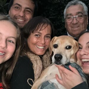 Gino Costa Instagram - 📺 5 de enero del 2023… llego a trabajar y con @yamireyna nos toca presentar la historia del “Hachiko chileno” un perro que llevaba dos meses esperando a su amo fallecido afuera de un Cesfam. Vi su carita y dije sin pensarlo: LO ADOPTO!!! 
HOY se cumple un año contigo y somos inmensamente felices con tu amor 🩵
Con @pollocampos te amamos y te cuidaremos por siempre Hachi 🥰