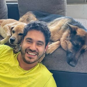 Gino Costa Instagram - 📺 5 de enero del 2023… llego a trabajar y con @yamireyna nos toca presentar la historia del “Hachiko chileno” un perro que llevaba dos meses esperando a su amo fallecido afuera de un Cesfam. Vi su carita y dije sin pensarlo: LO ADOPTO!!! 
HOY se cumple un año contigo y somos inmensamente felices con tu amor 🩵
Con @pollocampos te amamos y te cuidaremos por siempre Hachi 🥰