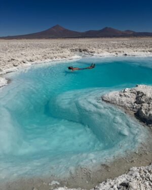 Gino Costa Instagram - 🇨🇱 Hoy la aventura comenzó a las 5 AM porque había que llegar a este paraíso !!! Salar Pedernales IM PAC TAN TE … cuesta llegar, hay que madrugar pero todo vale la pena… premio para @pollocampos que se bancó 12 horas de manejo mientras yo 💤 jeje Seguiiiiimooooos la ruta 🇨🇱