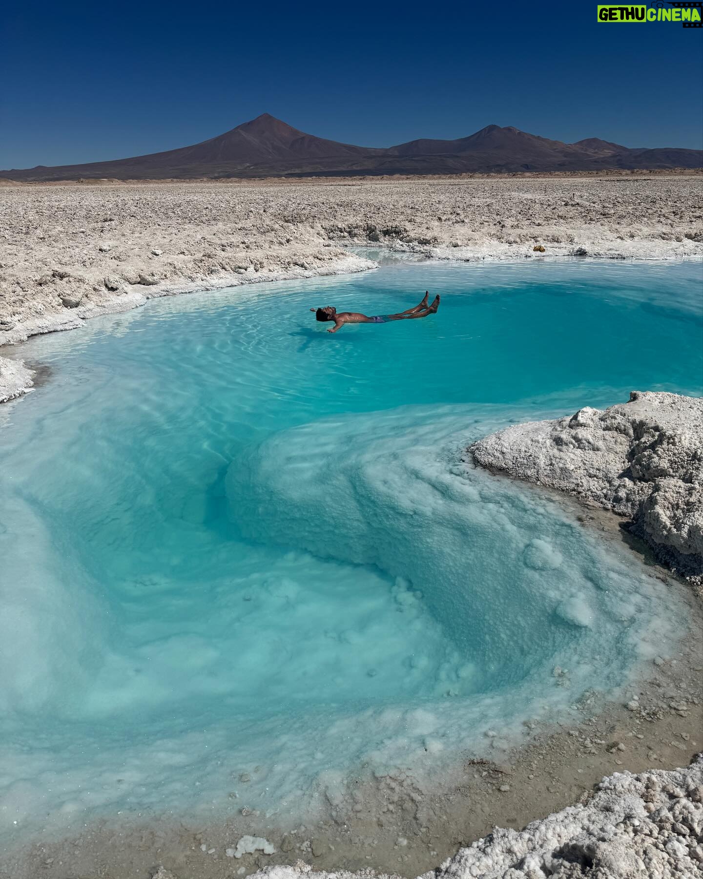 Gino Costa - 1.6K Likes - 🇨🇱 Hoy la aventura comenzó a las 5 AM porque había que llegar a este paraíso !!! Salar Pedernales IM PAC TAN TE … cuesta llegar, hay que madrugar pero todo vale la pena… premio para @pollocampos que se bancó 12 horas de manejo mientras yo 💤 jeje Seguiiiiimooooos la ruta 🇨🇱