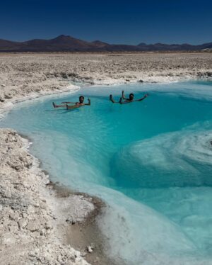 Gino Costa Instagram - 🇨🇱 Hoy la aventura comenzó a las 5 AM porque había que llegar a este paraíso !!! Salar Pedernales IM PAC TAN TE … cuesta llegar, hay que madrugar pero todo vale la pena… premio para @pollocampos que se bancó 12 horas de manejo mientras yo 💤 jeje Seguiiiiimooooos la ruta 🇨🇱