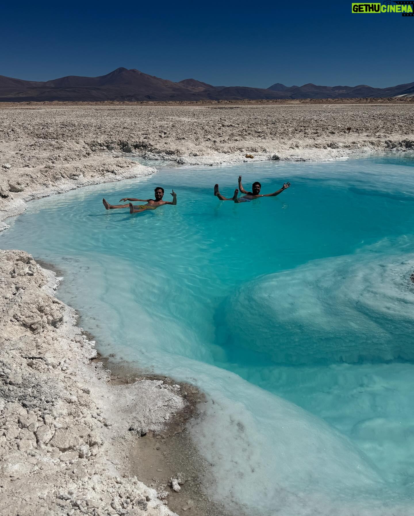 Gino Costa - 1.6K Likes - 🇨🇱 Hoy la aventura comenzó a las 5 AM porque había que llegar a este paraíso !!! Salar Pedernales IM PAC TAN TE … cuesta llegar, hay que madrugar pero todo vale la pena… premio para @pollocampos que se bancó 12 horas de manejo mientras yo 💤 jeje Seguiiiiimooooos la ruta 🇨🇱