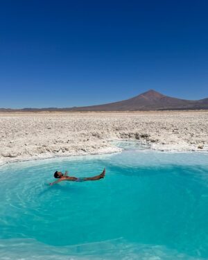 Gino Costa Instagram - 🇨🇱 Hoy la aventura comenzó a las 5 AM porque había que llegar a este paraíso !!! Salar Pedernales IM PAC TAN TE … cuesta llegar, hay que madrugar pero todo vale la pena… premio para @pollocampos que se bancó 12 horas de manejo mientras yo 💤 jeje Seguiiiiimooooos la ruta 🇨🇱