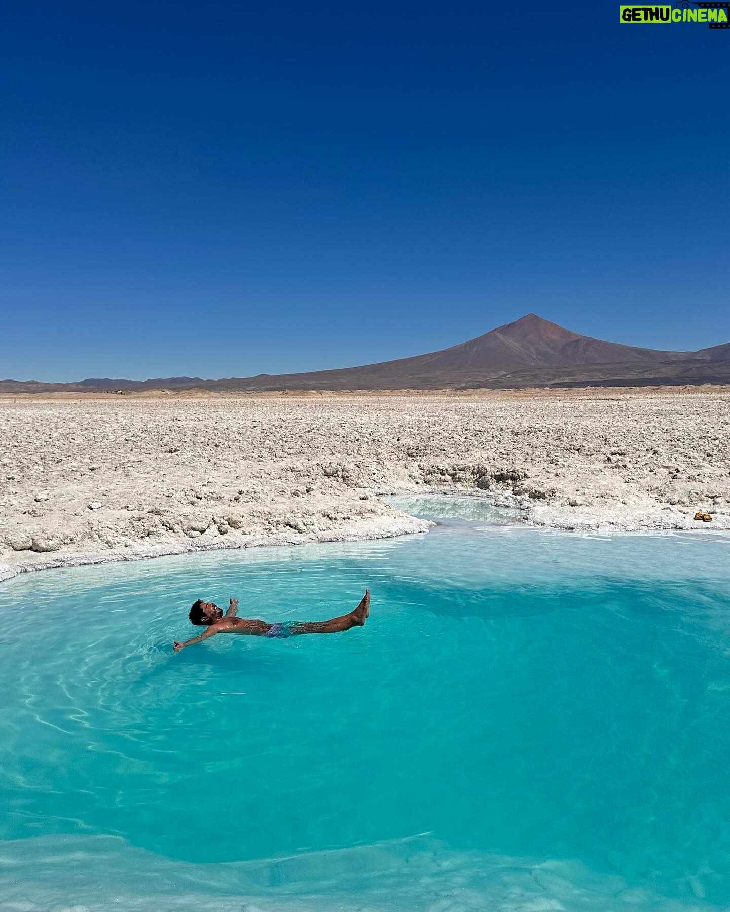 Gino Costa - 1.6K Likes - 🇨🇱 Hoy la aventura comenzó a las 5 AM porque había que llegar a este paraíso !!! Salar Pedernales IM PAC TAN TE … cuesta llegar, hay que madrugar pero todo vale la pena… premio para @pollocampos que se bancó 12 horas de manejo mientras yo 💤 jeje Seguiiiiimooooos la ruta 🇨🇱
