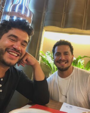 Gino Costa Instagram - Estar contigo es una fiesta! Tantas risas, historias, hermosas conversaciones, bailes… un verdadero carnaval lleno de cariño…
Contigo a todas!
Feliz cumple mi Carpincho @pollocampos 🩵 te admiro y amo