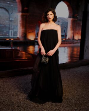 Giordana Marengo Instagram - Venezia 🖤. @dior #naumachiaball April 20 

Grazie @mariagraziachiuri @racheleregini 🖤

Foto @pierre__mouton 
styled by @peggyrice 
Make up @andreaseverinosailis 
Hair @erissonmusella 

Special thx
@mituzza @m_beby 
@mauracantatore @whynotmodels 
@lucia.proietti1 @tna_artistsmanagement