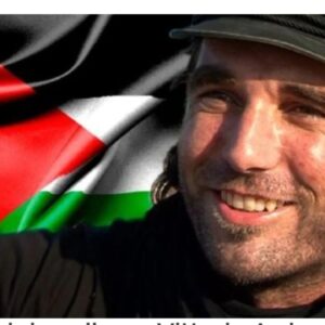 Giorgia Würth Instagram - Sabato siamo stati a Bulciago per incontrare Egidia Beretta, la mamma dell'adorato Vittorio Arrigoni.

È stato un incontro bellissimo, tanto emozionante, pieno di lacrime, rabbia e speranza. I racconti di Vittorio di 15 anni fa potrebbero essere stati scritti oggi, all'ennesima potenza.

Ho raccontato la sua storia ai miei bambini. Armato di penna e infinito coraggio, mandava messaggi concreti di amore e di pace. Sempre in prima linea per difendere i diritti umani degli ultimi della terra.

Egidia è una donna straordinaria. È riuscita a fare la cosa più difficile per una madre: lasciar andare.

 Sapeva che Vittorio, dopo tanto cercare, aveva trovato il senso della sua vita a GAZA, e amare significa essere felice per la felicità dell'altro.

 Vittorio è stato ucciso giovanissimo. Però è morto libero, e felice.
In quanti di noi potrebbero dire lo stesso?

Da anni, con disarmante e instancabile generosità, Egidia divulga le parole di suo figlio. 

Io credo che tutti dovremmo sapere chi era Vittorio, che cosa ha fatto, che cosa, con raro talento, ha scritto. Vittorio andrebbe studiato a scuola. Oggi più che mai. 

Cari insegnanti, parlate di lui ai nostri ragazzi, e il futuro sarà migliore.

"Bisogna lasciare tracce del proprio passaggio nei cuori, innanzitutto dei poveri incontrati e delle vittime di un’ingiusta guerra, mostrando loro come esiste un occidente alternativo, che si sa spogliare dei propri dettami culturali di superbia e arroganza, che sa porsi come accogliente ed empatico, lontano da ogni circuito di sfruttamento e via dalla macchina della guerra che succhia ogni riserva di soldi e di vite umane. Che porga le mani e non le ritragga sottraendo, ma che anzi sia in grado di porgere doni, che si mescola nell’anonimato per generare alleanza, sotto nessuna bandiera che non sia emblema di pace, solidarietà, convinta amicizia. Il motivo umano è quello.
Vittorio»

#vittorioarrigoni
#egidiaberetta
#restiamoumani

#freepalestine🇵🇸