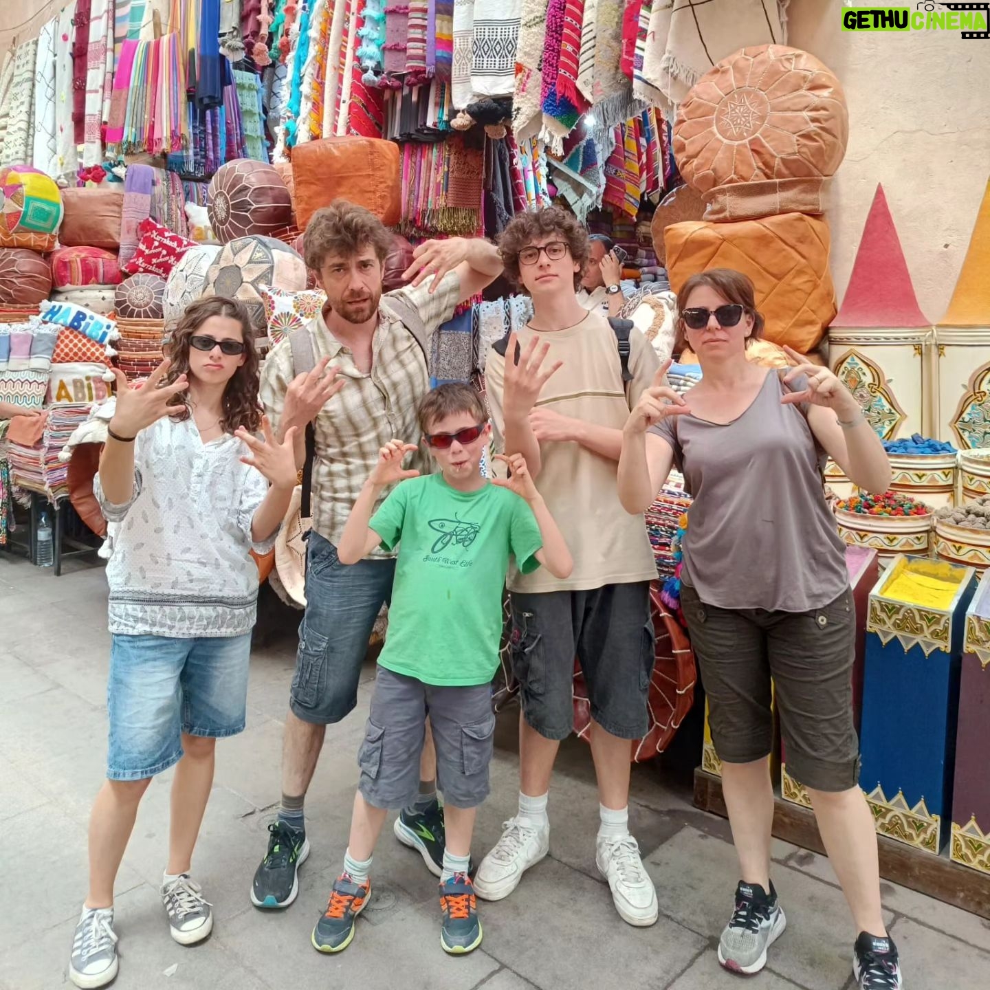 Giovanni Scifoni - 19.7K Likes - Tre giorni a Marrakech. Così. Senza un perchè. Senza preavviso. Senza scatto alla risposta. Senza figli, s'era pensato, ma quelli poi s'accollano sempre.
@elisabetta.cobre