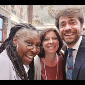 Giovanni Scifoni Instagram - E niente, ogni venerdì mattina di solito io e Lilla ci vediamo in Vaticano con Whoopy, Jimmy, Chris, Stephen, è na cosa nostra. Ci facciamo un'udienza con Franceschino, un cornettino, pigliamo un po' in giro le guardie svizzere e poi ognuno a casa sua. A Whoopi piacciono ste cose così. È forte Whoopi.

(Oggi vedrete i profili di tutti gli attori d'Italia co ste stesse foto. Ci siamo accalcati a fare i selfie come le vecchie sui buffet dei matrimoni)

@elisabetta.cobre