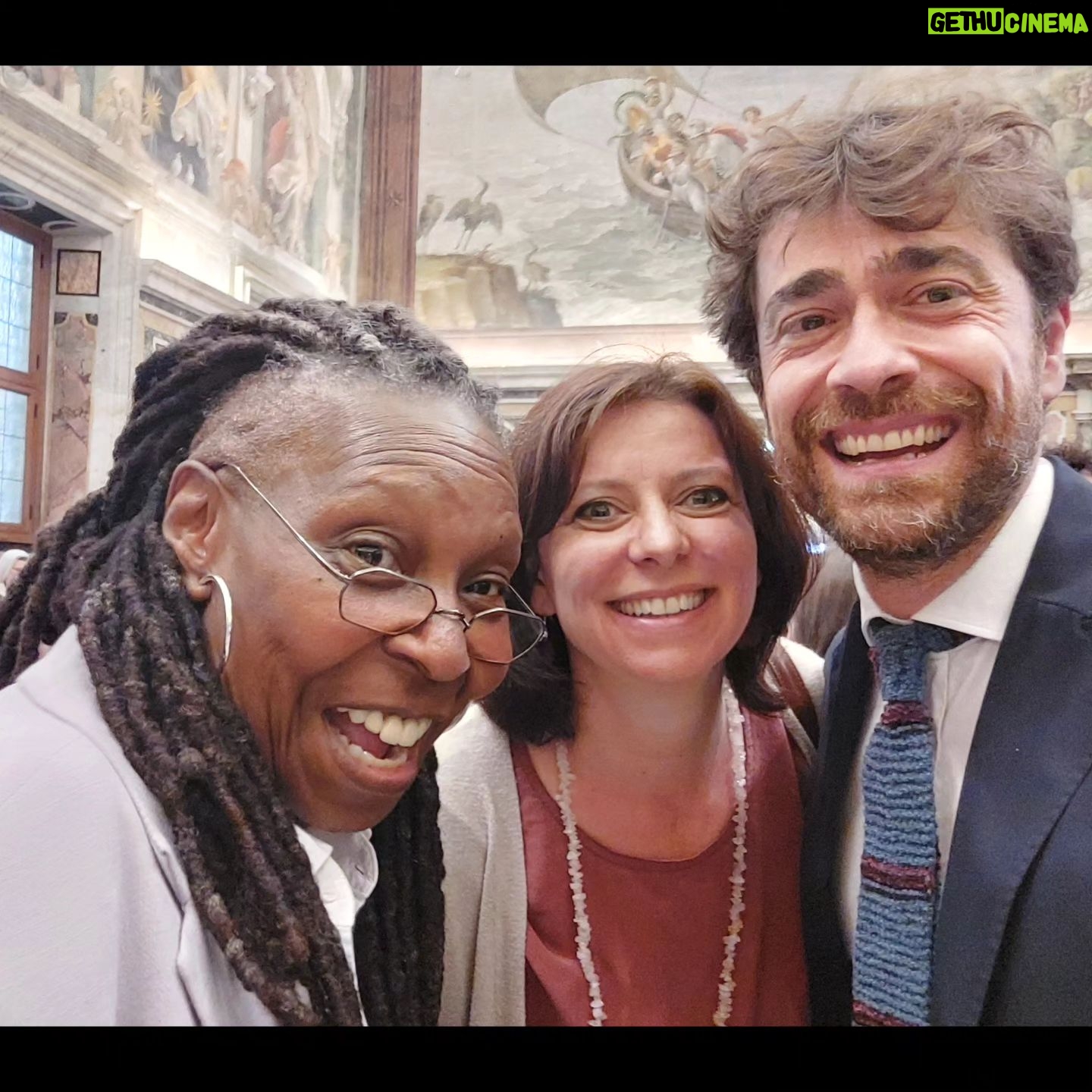 Giovanni Scifoni - 20.9K Likes - E niente, ogni venerdì mattina di solito io e Lilla ci vediamo in Vaticano con Whoopy, Jimmy, Chris, Stephen, è na cosa nostra. Ci facciamo un'udienza con Franceschino, un cornettino, pigliamo un po' in giro le guardie svizzere e poi ognuno a casa sua. A Whoopi piacciono ste cose così. È forte Whoopi.
(Oggi vedrete i profili di tutti gli attori d'Italia co ste stesse foto. Ci siamo accalcati a fare i selfie come le vecchie sui buffet dei matrimoni)
@elisabetta.cobre