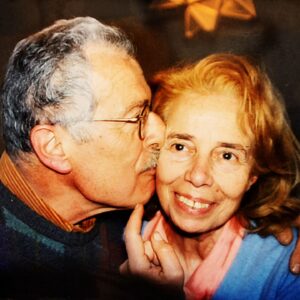 Giovanni Scifoni Instagram - Mamma di nuovo con papà. Dance me to the end of love. Mia madre aveva amici in ogni parte del mondo. Questo messaggio è per raggiungervi e dirvi che potete prendere una piroga e venire domani (mercoledì 15) al suo funerale alle 11 alla chiesa dei Santi Martiri Canadesi. Sarà bello abbracciarvi.