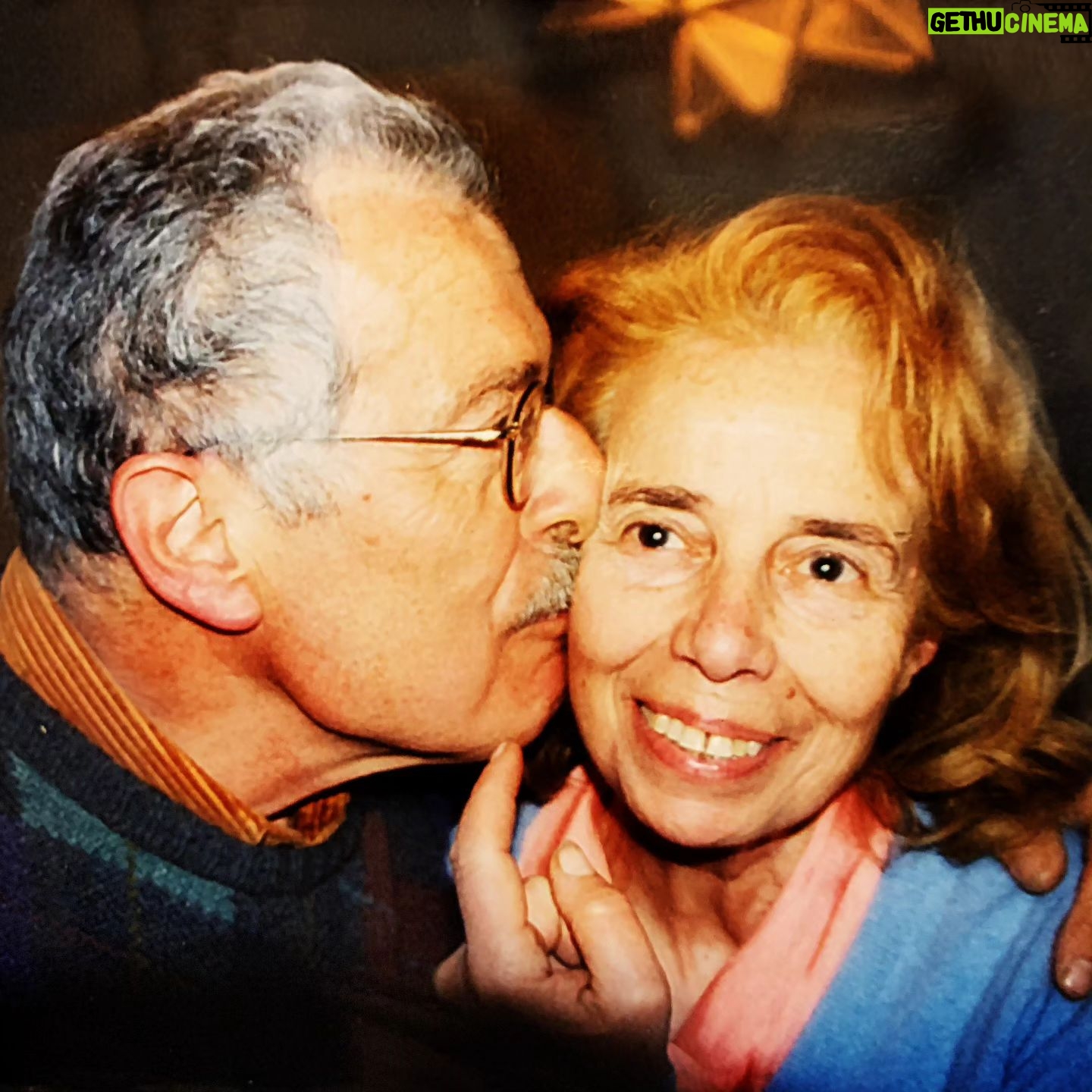 Giovanni Scifoni - 15.9K Likes - Mamma di nuovo con papà. Dance me to the end of love. Mia madre aveva amici in ogni parte del mondo. Questo messaggio è per raggiungervi e dirvi che potete prendere una piroga e venire domani (mercoledì 15) al suo funerale alle 11 alla chiesa dei Santi Martiri Canadesi. Sarà bello abbracciarvi.