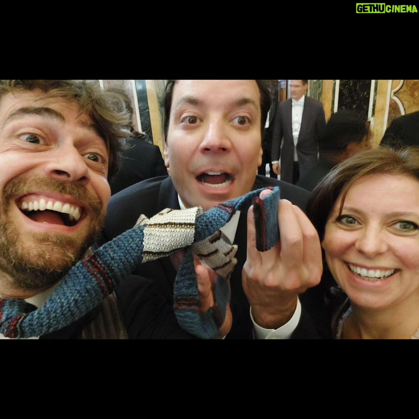 Giovanni Scifoni - 20.9K Likes - E niente, ogni venerdì mattina di solito io e Lilla ci vediamo in Vaticano con Whoopy, Jimmy, Chris, Stephen, è na cosa nostra. Ci facciamo un'udienza con Franceschino, un cornettino, pigliamo un po' in giro le guardie svizzere e poi ognuno a casa sua. A Whoopi piacciono ste cose così. È forte Whoopi.
(Oggi vedrete i profili di tutti gli attori d'Italia co ste stesse foto. Ci siamo accalcati a fare i selfie come le vecchie sui buffet dei matrimoni)
@elisabetta.cobre